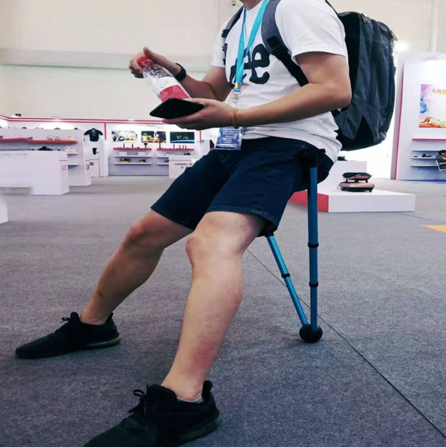 Pocket-size Portable and Foldable Telescopic Stool, with Adjustable Height, Load Bearing of 200kg and Aluminum Alloy Material, for Outdoor, Waiting, Hiking and Travel