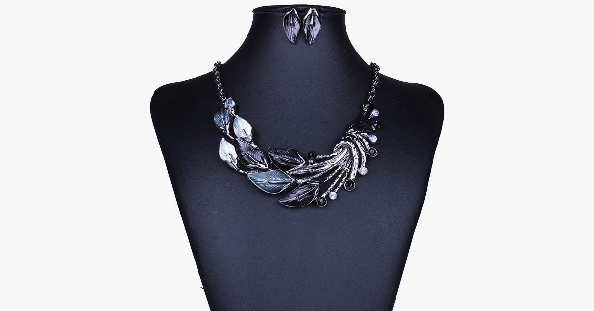 Charming Peacock Necklace – Stuff That You Can Strut!