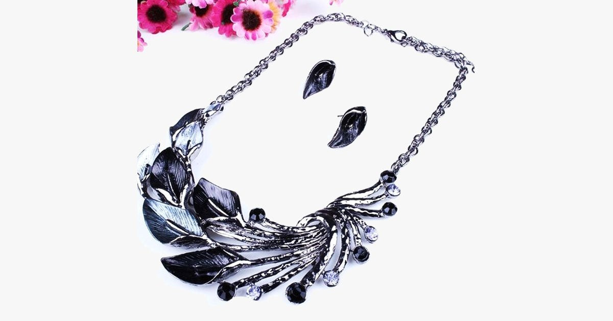 Charming Peacock Necklace – Stuff That You Can Strut!