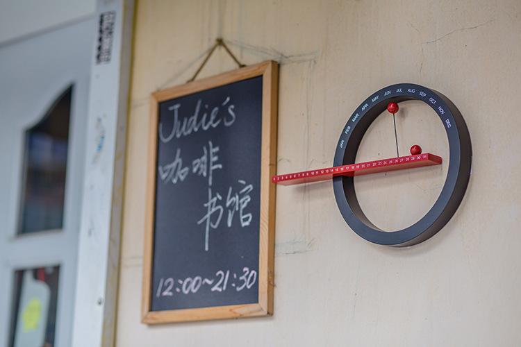 Let the Dates Entertain You in a Different Way with Perpetual Calendar
